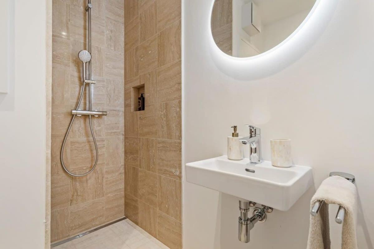 Modern Studio With King Bed, Walk To Attractions Люксембург Экстерьер фото