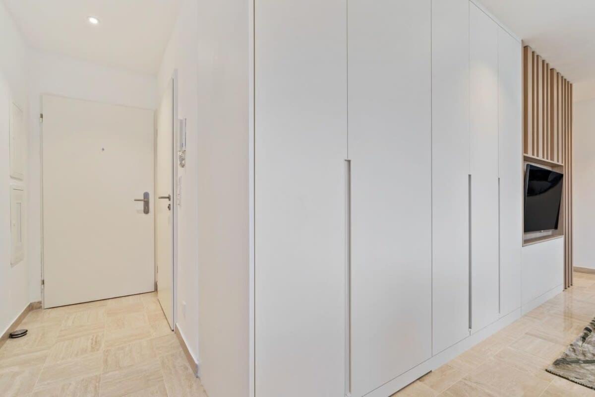 Modern Studio With King Bed, Walk To Attractions Люксембург Экстерьер фото