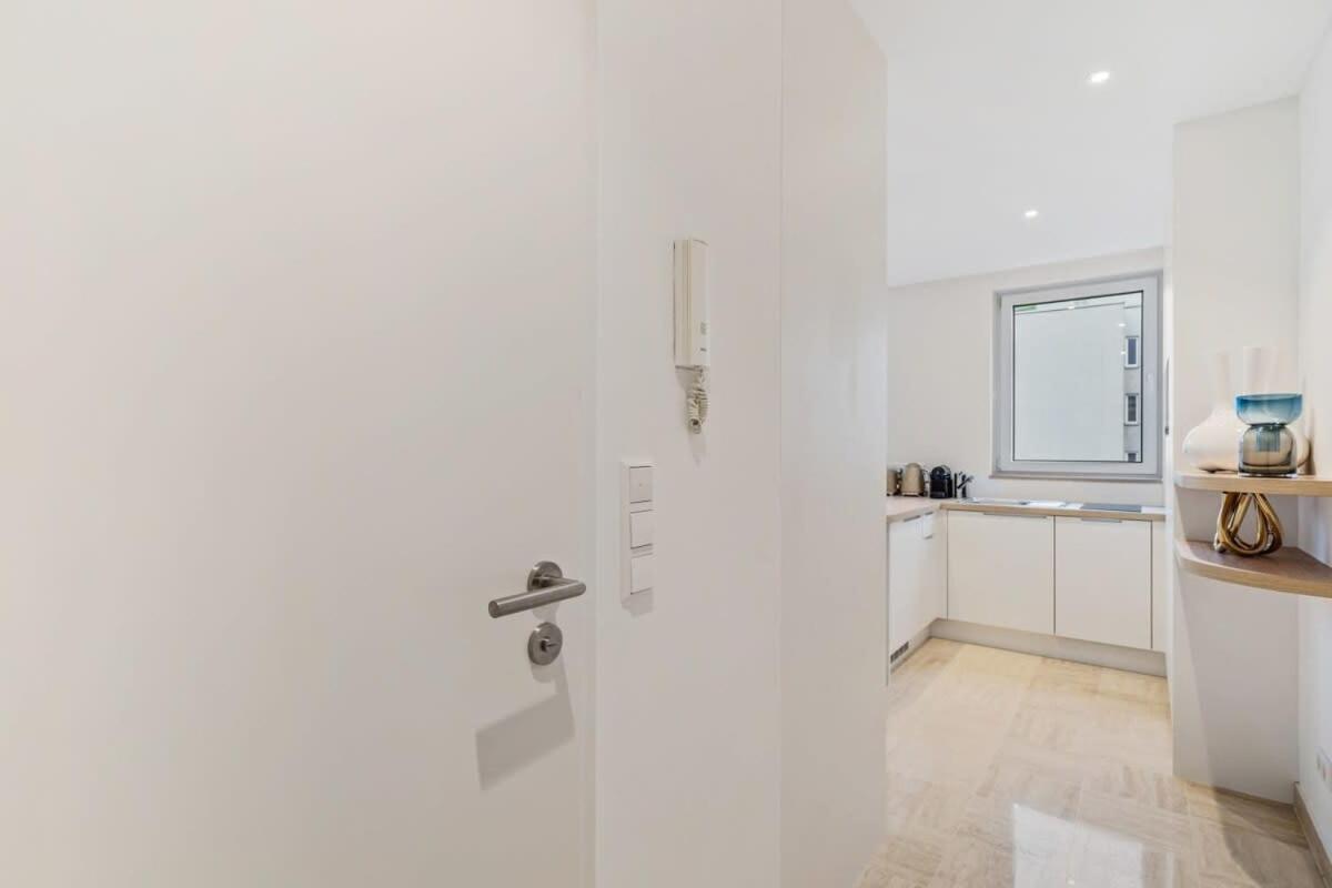 Modern Studio With King Bed, Walk To Attractions Люксембург Экстерьер фото