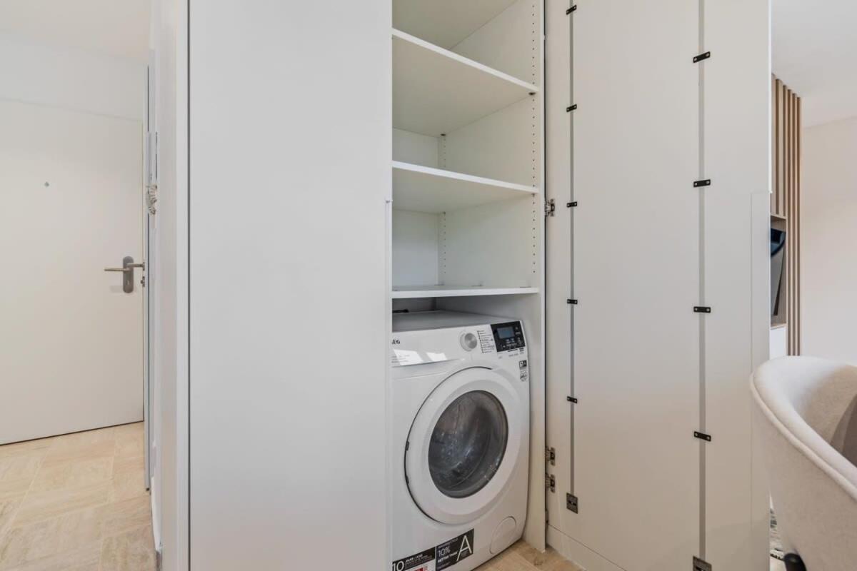 Modern Studio With King Bed, Walk To Attractions Люксембург Экстерьер фото