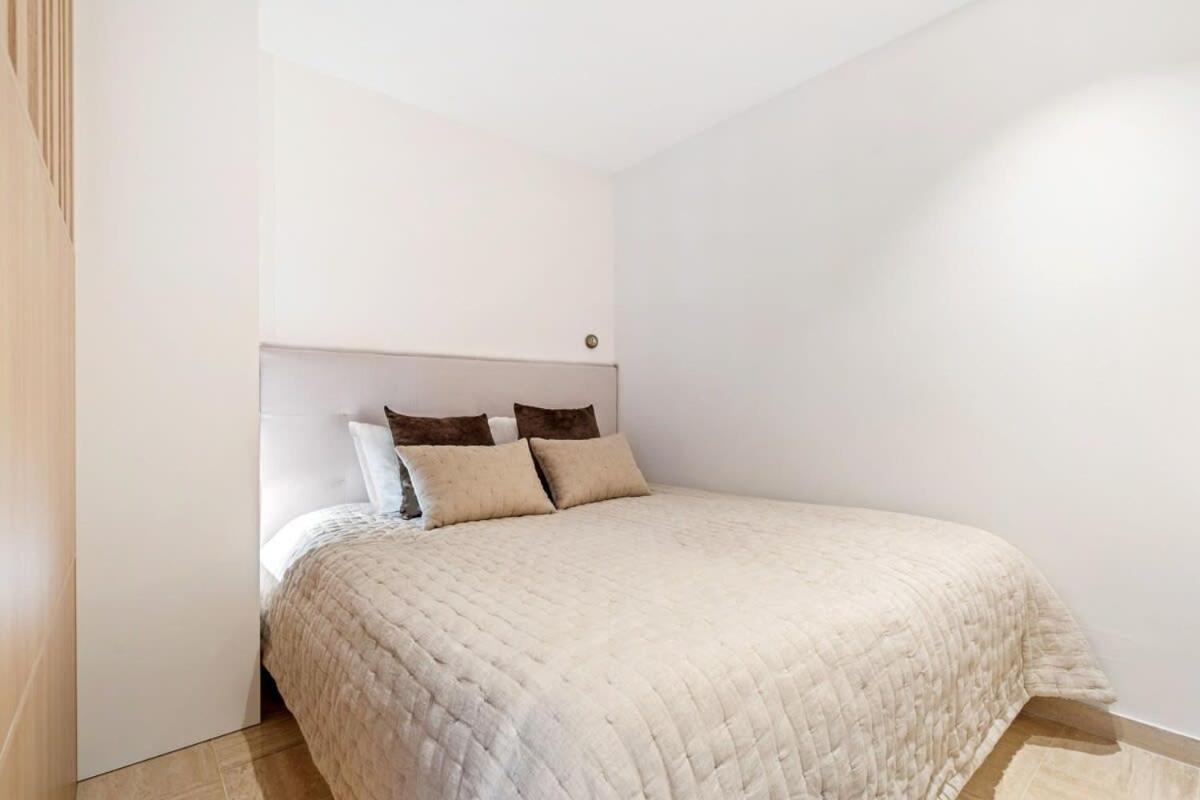 Modern Studio With King Bed, Walk To Attractions Люксембург Экстерьер фото
