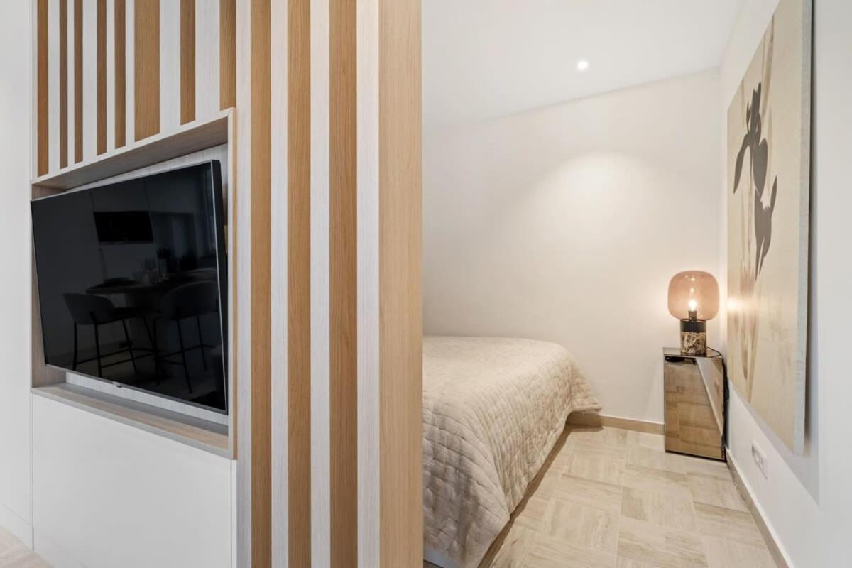 Modern Studio With King Bed, Walk To Attractions Люксембург Экстерьер фото